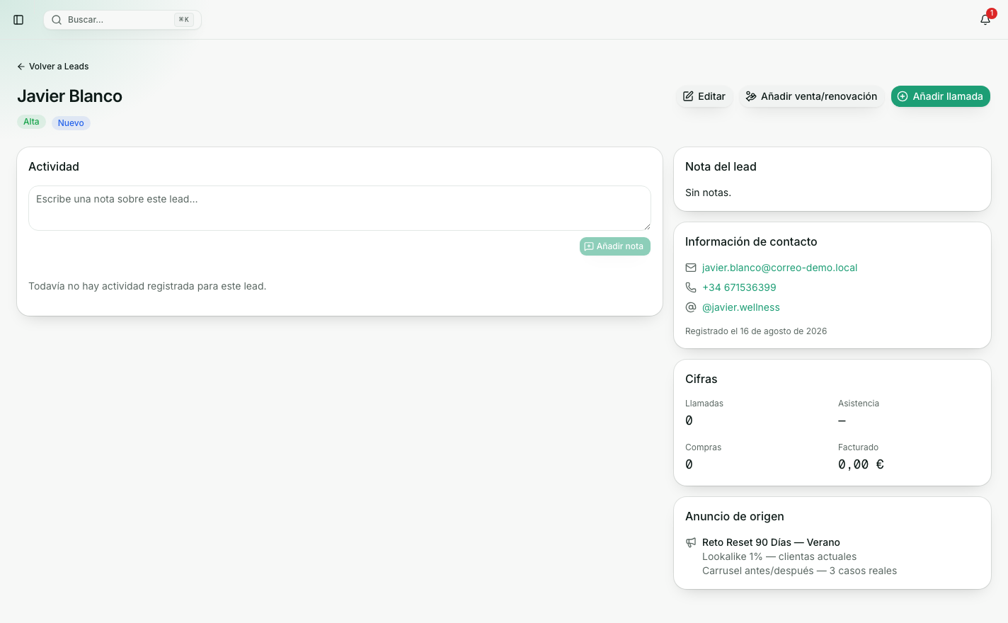 Ficha de un lead en Hebulab, con su información de contacto, cifras, anuncio de origen y cronología de actividad
